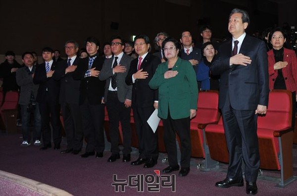 ▲ 27일 의원회관 대회의실에서 열린 제14회 대한민국 국회대상 시상식에 참석한 새누리당 김무성 대표최고위원 등이 시상식에 앞서 국기에 대한 경례를 하고 있다. 사진 오른쪽부터 새누리당 김무성 대표, 김을동 최고위원, 홍문종 의원, 국제시장의 윤제균 감독, 탤런트 유동근 씨, 영화인 박근형 씨. ⓒ뉴데일리 이종현 기자