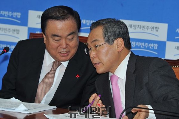 ▲ 새정치민주연합 문희상 비상대책위원장과 우윤근 원내대표가 비상대책위원회의 도중 귓속말을 나누고 있다. ⓒ뉴데일리 이종현 기자