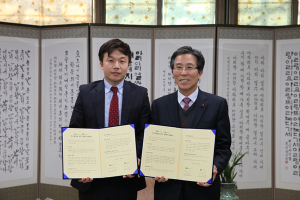 ▲ 고윤환(사진 오른쪽) 문경시장과 (주)켐벅스 김철 대표이사가 공장 설립 투자양해각서 체결하고 기념촬영를 하고 있다.ⓒ뉴데일리