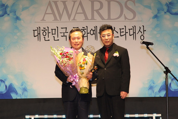 ▲ 이현준(사진 왼쪽) 군수가 대한민국문화예술 스타대상을 수상하고 기념촬영을 하고 있다.ⓒ예천군 제공