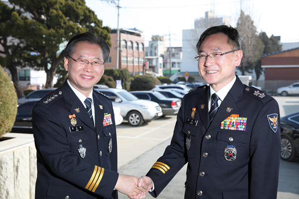 ▲ 김치원(사진 오른쪽) 경북지 경찰청장과 김시택(사진 왼쪽) 예천경찰서장ⓒ뉴데일리