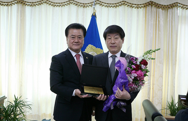 의성군의회 배광우(오른쪽) 의원이 2014년 경상북도의정봉사대상을 수상했다.ⓒ의성군 제공