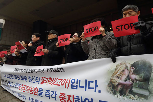 ▲ 주한 스웨덴 대사관 앞에서 탈북 청소년 중국송환에 반대하는 집회를 가진 탈북자 지원단체 회원들. 이들의 노력으로 탈북 청소년의 중국 송환은 미뤄지게 됐다. ⓒ조선닷컴 보도화면 캡쳐