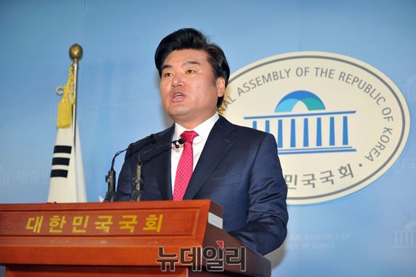 ▲ 새누리당 원유철 의원이 28일 오후 국회 정론관에서 당 원내대표 경선에 나선 유승민 의원의 러닝메이트로 정책위의장 출마를 선언하고 있다.ⓒ뉴데일리 이종현 기자