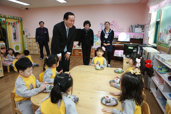 ▲ 어린이집 방문한 김주수 군수 ⓒ의성군 제공