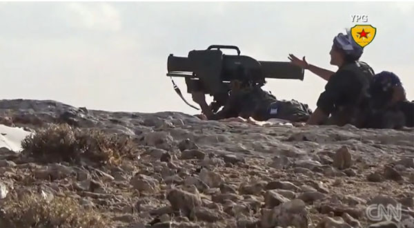 ISIS를 향해 대전차 미사일을 쏘는 '인민수비대' 여성대원들. 쿠르드 민병대인 '인민수비대(YPG)'는 국제동맹의 장비지원과 훈련 제공, 전직 군인인 의용군의 도움으로 ISIS에 제대로 맞설 수 있었다.  ⓒCNN 관련보도 화면 캡쳐-YPG 제공