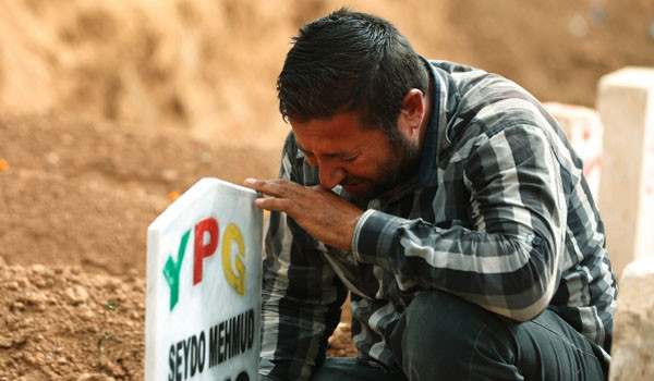 ▲ 동생의 무덤 앞에서 우는 쿠르드 남성. 동생은 '인민수비대(YPG)' 소속으로 싸우다 전사했다고 한다. ⓒ캐나다 CBC 보도화면 캡쳐