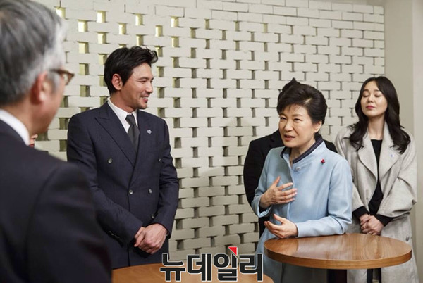 박근혜 대통령이 28일 영화 '국제시장'을 관람하기 전 감독과 출연진들을 만나 인사를 나누고 있다. ⓒ청와대 제공