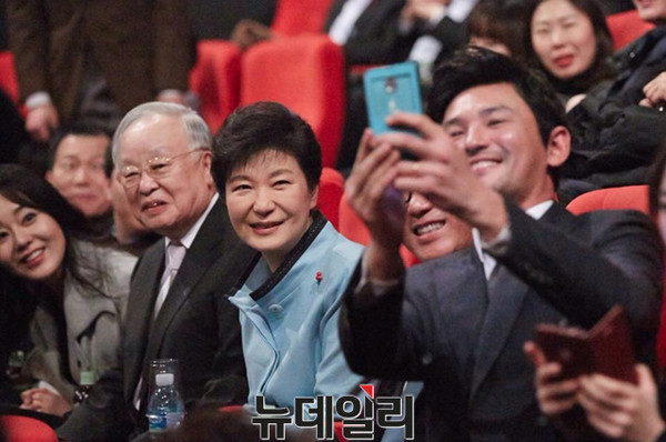 ▲ 박근혜 대통령이 28일 영화 '국제시장'을 관람하기에 앞서 감독과 출연진들을 만나 기념 촬영을 하고 있다. ⓒ청와대 제공