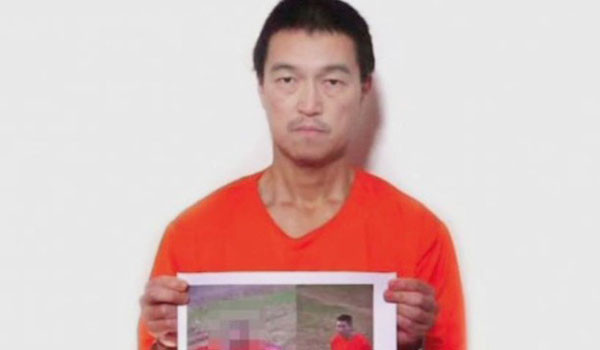 ▲ ISIS가 두 번째로 공개한 협박 영상 속 일본인 인질 고토 겐지 씨. ISIS는 그의 석방을 조건으로 테러범 사지다 알 리사위의 석방을 요구했다. ⓒISIS 협박 영상 캡쳐