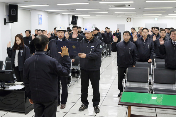 한국가스공사 경기지역본부 임직원들이 참여한 가스안전 실천 결의대회 모습.ⓒ가스공사 제공