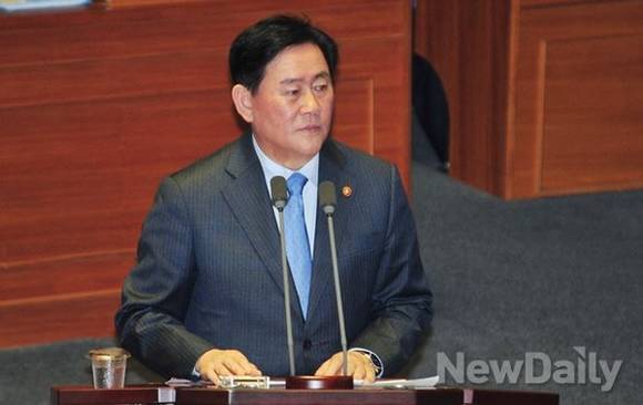 ▲ 최경환 기획재정부 장관 겸 경제부총리가 4일 오전 여의도 국회의사당에서 경제분야 대정부 질문을 위해 열린 본회의에 출석해 의원들의 질문에 답하고 있다.ⓒ이종현 기자