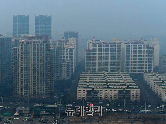 ▲ 최경환 기획재정부 장관 겸 경제부총리가 4일 오전 여의도 국회의사당에서 경제분야 대정부 질문을 위해 열린 본회의에 출석해 의원들의 질문에 답하고 있다.ⓒ이종현 기자