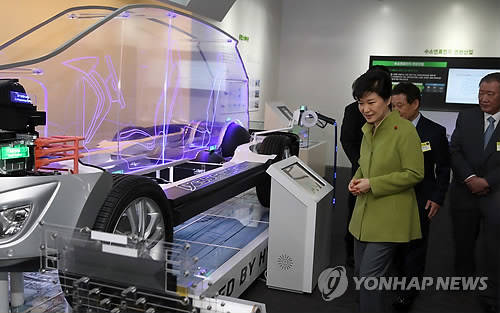 ▲ 박근혜 대통령이 27일 오전 광주과학기술원에서 열린 광주창조경제혁신센터 개소식을 마친 뒤 센터 내 전시관을 둘러보고 있다.ⓒ연합뉴스DB