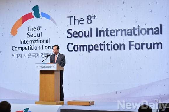 ▲ 지난해 9월 공정거래위원회 주최로 열린 제8회 서울국제경쟁포럼에서 노대래 공정위 위원장이 개회사를 펴고 있다.ⓒ정재훈 기자