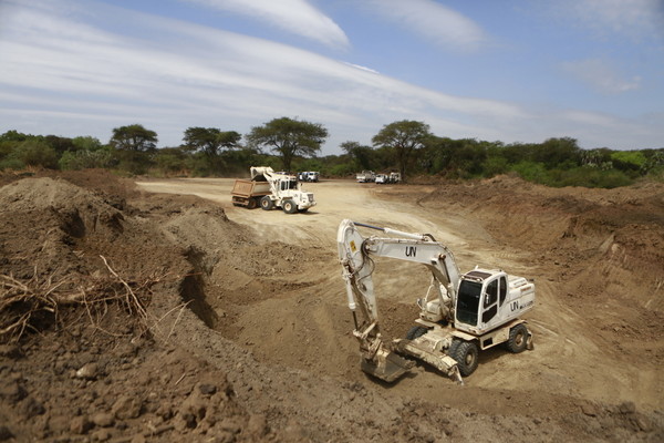 ▲ 지난해 11월 한빛부대가 굴착기로 배수가 잘되는 적색면화토를 채취하고 있다.ⓒ합참