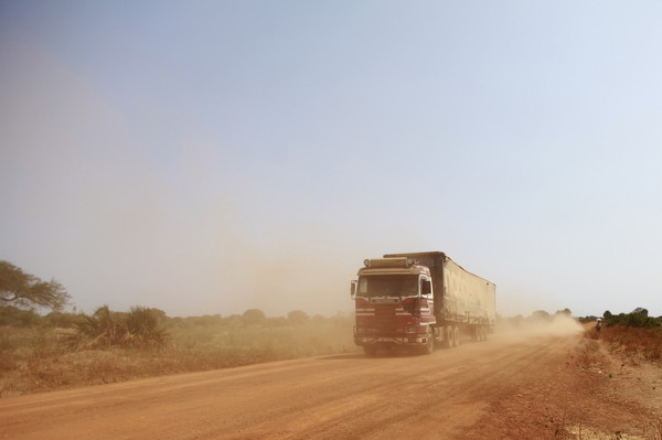 ▲ 1월 공사가 완료된 도로 위로 현지 차량들이 통행하고 있다.ⓒ합참