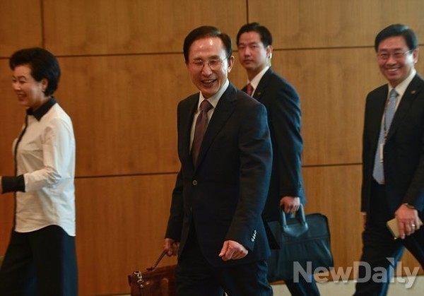 ▲ 퇴임 이후에도 각종 외부활동으로 바쁜 나날을 보내고 있는 이명박 前대통령. ⓒ뉴데일리 DB