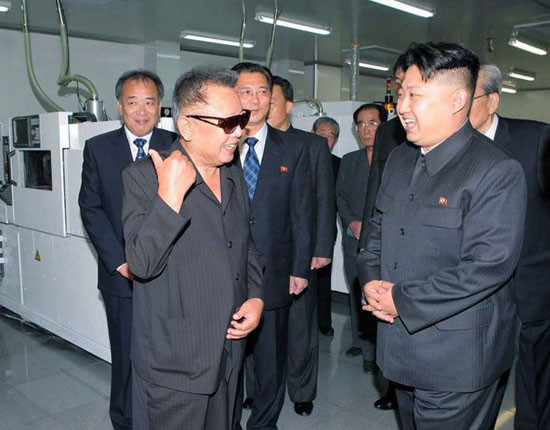 ▲ "봤냐? 남조선 애들한테서는 이렇게 돈을 뜯는거야." "헤헤…네, 아빠" 김정일이 살아 생전에 정은이에게 가르친 것이라고는 '양아치' 같은 짓 밖에 없다. ⓒ北선전매체 보도화면 캡쳐