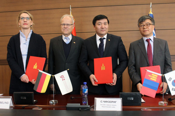 ▲ 몽골의 세계기능올림픽 참가를 돕기 위해 약정을 체결한 韓KOICA와 獨GIZ 관계자, 몽골 노동부 장관. ⓒKOICA 제공