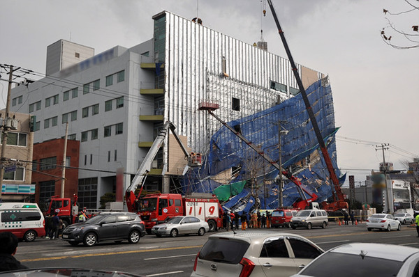 ▲ 포항시 남구 대도동 모 병원 신축공사 현장에서 외벽이 떨어지는 사고가 발생했다. ⓒ포항 남부경찰서 제공