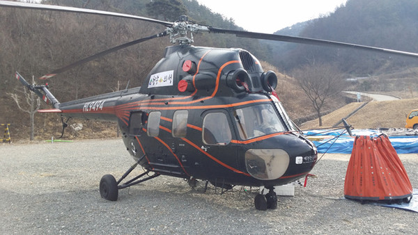 ▲ 의성군이 산불감시 및 초동진화를 위해 기동배치한 (주)예천천문우주센터사의 Mi-2기종 헬기ⓒ의성군 제공