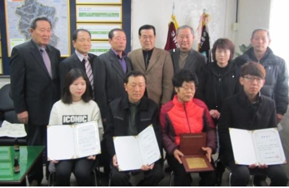 ▲ 소보장학회가 인재양성을 위해 군위에 거주하는 성적 우수 대학생에게 장학금을 전달했다.ⓒ군위군 제공