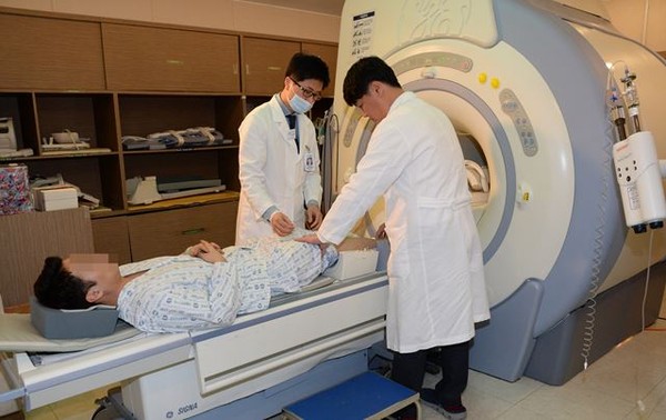 ▲ 이완구 국무총리 후보자의 차남 이모 씨가 29일 오후 서울 종로구 서울대학교병원에서 열린 병역 관련 공개 검증에서 MRI 검사를 받고 있다.ⓒ 사진공동취재단