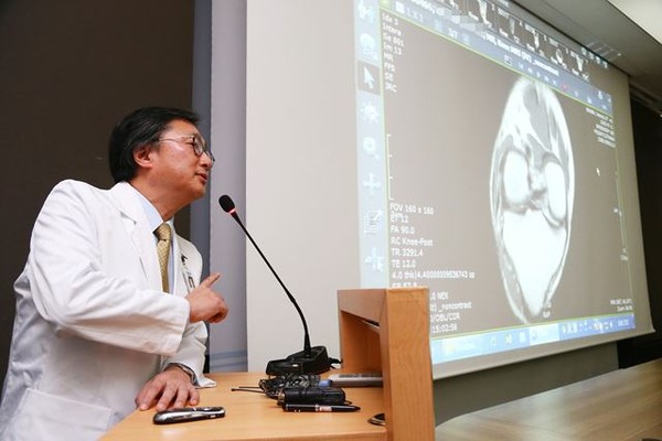 ▲ 이완구 국무총리 내정자 차남의 단순방사선사진(X-레이)을 이명철 서울대 의대 교수가 해설하고 있다. 단순방사선사진 상에 나사못이 나타나는 등 전방십자인대 재건술 시행의 흔적이 뚜렷하다. 병역법상 전방십자인대 재건술을 받으면 5급(제2국민역, 이른바 면제) 처분을 받게 된다. ⓒ 사진공동취재단