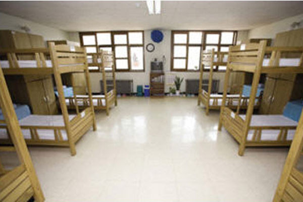 ▲ 외국인 전용이라는 천안교도소 내부. 아라이 등 소말리아 해적들이 오원춘과 같은 범죄자들과 함께 생활하는 곳이다. 종교에 맞춘 식단을 제공하고 영화관람, 자유운동 등도 가능하다. ⓒ천안교도소 개소 보도화면 캡쳐