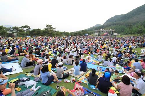 ▲ 한류 축제로 자리매김한 '자선 그린콘서트'를 보기 위해 많은 시민들이 방문했다. ⓒ대보그룹