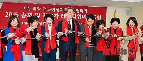 ▲ 정순천 대구시의회 부의장(왼쪽 세번째)이 새누리당 전국여성지방의원협의회에 참석해 여성 정치인의 사회적 인식 개선에 나섰다.ⓒ대구시의회 제공