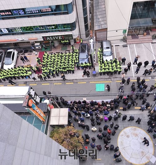 ▲ 경찰과 대치한 채 기자회견을 열고 있는 시민단체 회원들. 경찰이 민변이 입주한 건물을 에워싸고 있다.ⓒ 뉴데일리 정재훈 사진기자
