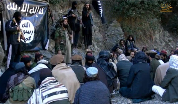 ▲ ISIS가 '호라산 지역'에까지 세력을 넓혔다고 주장했다. 조만간 파키스탄 탈레반(TPP)과 직접 연계할 가능성도 높아졌다. 사진은 ISIS에 충성맹세를 한 파키스탄 탈레반. ⓒ파키스탄 탈레반 선전영상 캡쳐