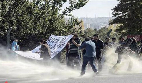 터키 앙카라 대학교 내에서 벌어진 소요사태. 테러조직 ISIS를 지지하는 세력과 사회주의 성향 세력 간의 충돌이었다. ⓒ라잇나우 캡쳐