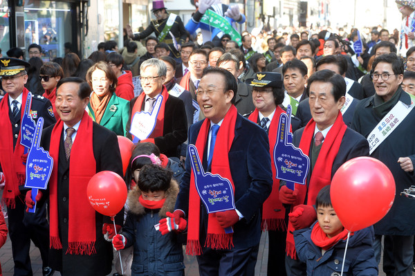 ▲ 경북도는 31일 대구시 동성로 일원에서 ‘할매할배의 날’을 맞이해 대구경북 8개 기관단체장이 참여한 가운데 ‘할매할배의 날’ 조기정착과 확산을 위해 상호 협력 할 것을 다짐하는 ‘대구경북 공동협력 MOU 체결식’을 가졌다.ⓒ경북도 제공