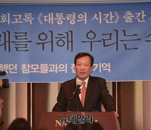 ▲ 김두우 전 청와대 홍보수석이 30일 오후 서울 중구 한국프레스센터에서 열린 이명박 전 대통령 회고록  출간 기념 기자간담회에 참석해 책의 출간 배경과 의미에 대해 설명하고 있다. ⓒ뉴데일리 정상윤 기자