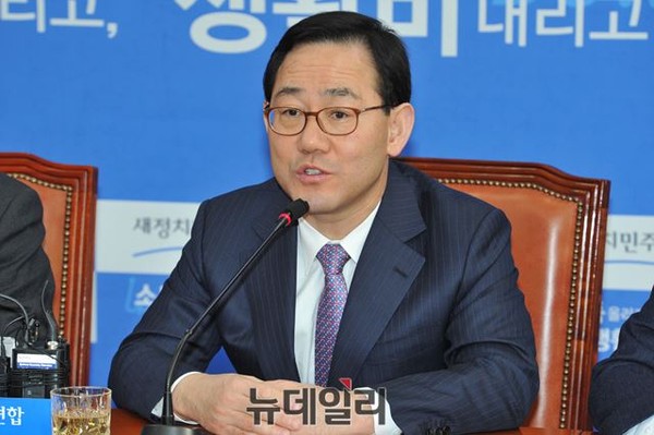 ▲ 30일 이른바 국회선진화법에 대해 헌법재판소에 권한쟁의심판을 청구한 새누리당 주호영 원내대표권한대행 겸 국회법 정상화 TF 위원장. ⓒ뉴데일리 이종현 기자