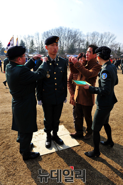 ▲ 하사관 계급장을 달아주는 전인범 특전 사령관  ⓒ뉴데일리 오세진 기자