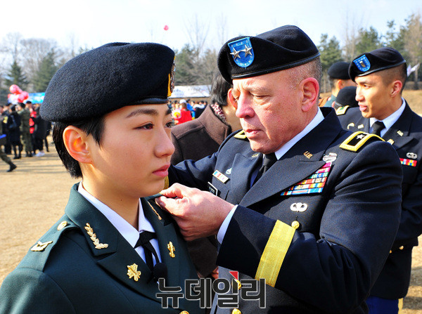 ▲ 하사관 계급장을 달아주는 David Walden Puster 미8군 부사령관  ⓒ뉴데일리 오세진 기자