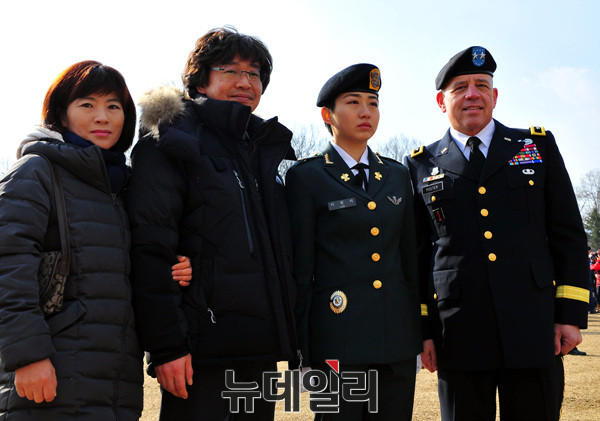 ▲ 특전부사관 가족과 함께하는 David Walden Puster 미8군 부사령관  ⓒ뉴데일리 오세진 기자