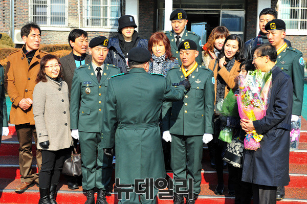 ▲ 특전부사관 가족과 함께하는 전인범 사령관  ⓒ뉴데일리 오세진 기자