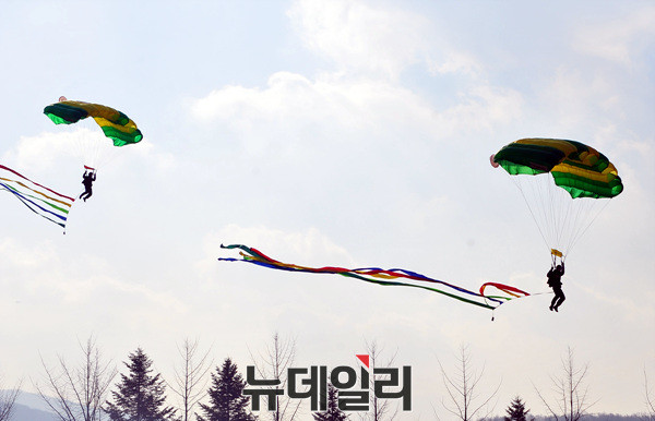 ▲ 특전부사관 214기 임관식 헬기 강하 ⓒ뉴데일리 오세진 기자