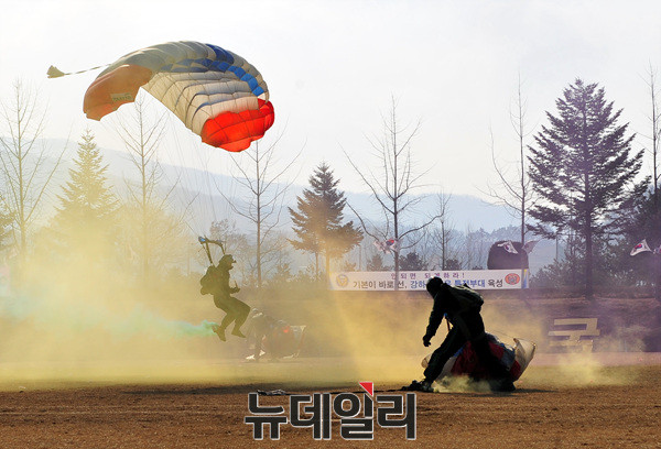 ▲ 특전부사관 214기 임관식 헬기 강하 ⓒ뉴데일리 오세진 기자