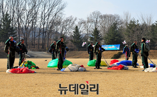 ▲ 특전부사관 214기 임관식 헬기 강하 ⓒ뉴데일리 오세진 기자