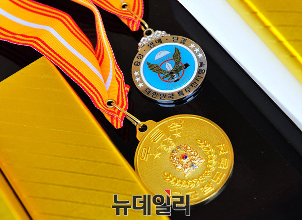 ▲ 육군참모총장 우등상, 특전사령부 충성-명예-단결 메달ⓒ뉴데일리 오세진 기자