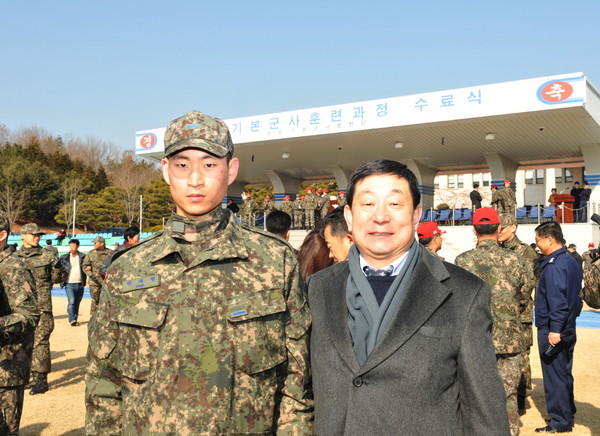 1월 30일 공군교육사령부에서 실시된 병 747기 기본군사훈련 수료식에서 박 이병(왼쪽)과 박 이병의 아버지가 기념촬영을 하고 있는 모습.ⓒ공군