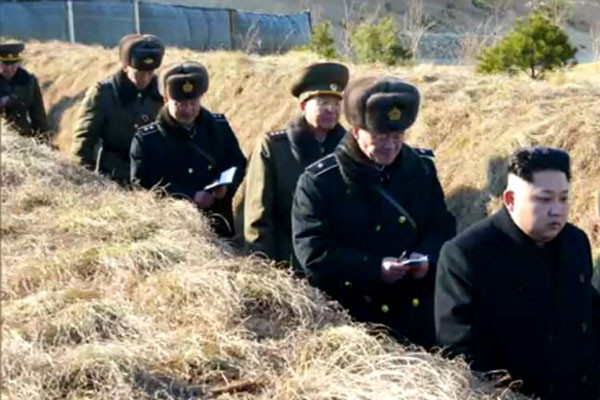 ▲ 졸개들을 데리고 공·해군 연합훈련을 시찰하는 정은이. 딴 생각을 하는 중이다. ⓒYTN 관련 보도화면 캡쳐