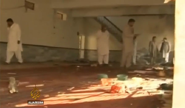 ISIS 추종 세력이 폭탄테러를 저지른 파키스탄 시아파 모스크 현장. ⓒ알 자지라 보도화면 캡쳐