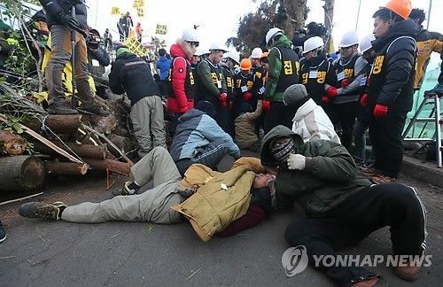 ▲ 국방부 행정대집행으로 용역과 강정주민 등 반대단체들이 몸싸움을 벌이고 있다.ⓒ연합뉴스